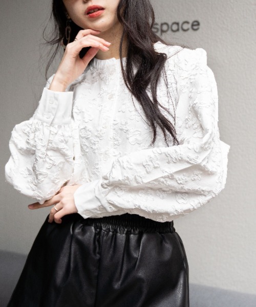 OLUPIC（オルピック）の「OLUPIC/【WEB限定】立体刺繍花柄スタンドネックブラウス（シャツ/ブラウス・レディース・ブラック/ホワイト/ライトベージュ・FREE）」の5枚目の写真