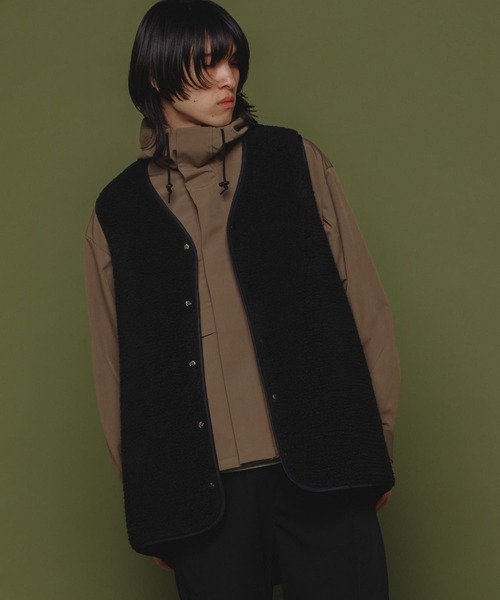 Uiscel(ユイセル)の「Uiscel フリースオーバーベスト(ベスト・メンズ・ブラック/ライトベージュ・LARGE/MEDIUM)」の13枚目の写真