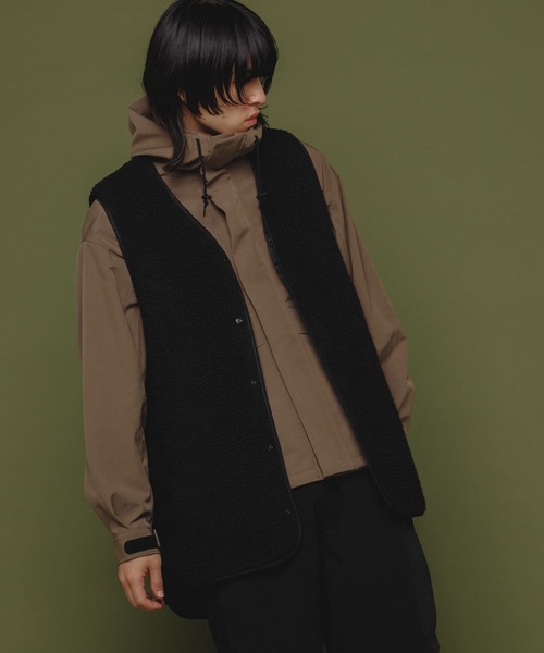 Uiscel(ユイセル)の「Uiscel フリースオーバーベスト(ベスト・メンズ・ブラック/ライトベージュ・LARGE/MEDIUM)」の14枚目の写真