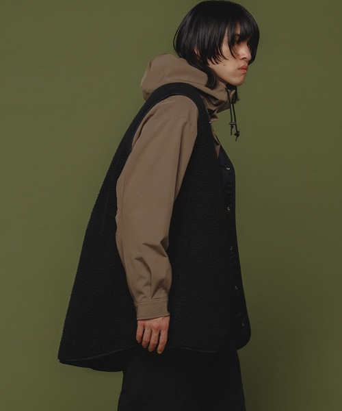 Uiscel(ユイセル)の「Uiscel フリースオーバーベスト(ベスト・メンズ・ブラック/ライトベージュ・LARGE/MEDIUM)」の15枚目の写真