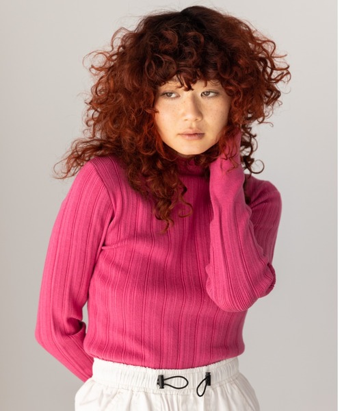 koe(コエ)の「やわもちランダムリブハイネックプルオーバー(ニット/セーター・レディース・ワインレッド/ブラック/ブルー/レッド/マスタード/オフホワイト/グリーン系その他3/サーモンピンク・FREE)」の6枚目の写真
