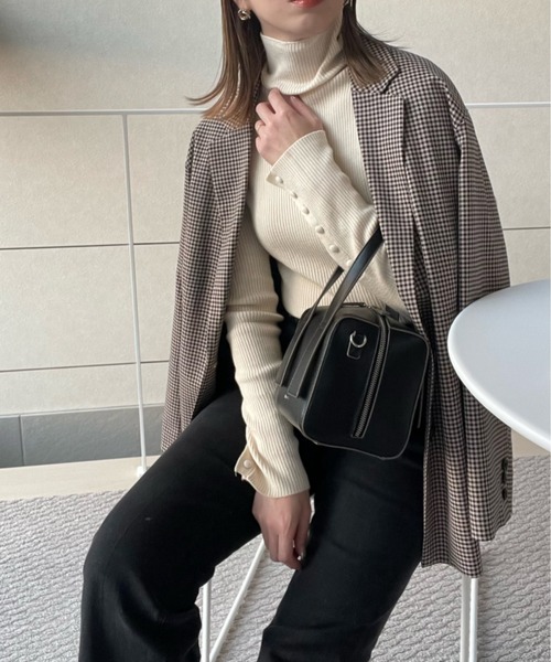 y/m by misato（イムバイミサト）の「袖ボタンハイネックニットトップス（ニット/セーター・レディース・ブラック系その他2/ブラック/ブルー/ピンク/アイボリー・FREE）」の2枚目の写真