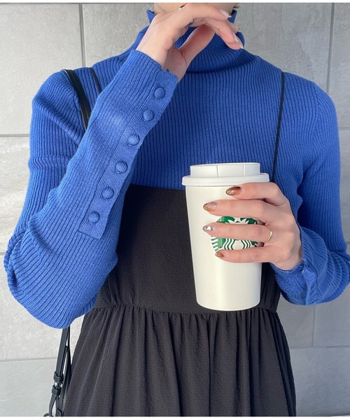 y/m by misato（イムバイミサト）の「袖ボタンハイネックニットトップス（ニット/セーター・レディース・ブラック系その他2/ブラック/ブルー/ピンク/アイボリー・FREE）」の12枚目の写真