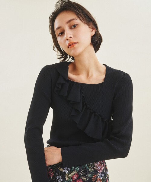 GRACE CONTINENTAL(グレースコンチネンタル)の「サイドフリルリブニットトップ(ニット/セーター・レディース・ブラック/グリーン/ホワイト・36)」の2枚目の写真