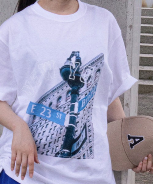 make a ray!(メイク ア レイ!)の「【別注】ストリートフォト NEW YORK/BROOKLYN/MANHATTAN プリントTシャツ/半袖T/ビッグシルエット(Tシャツ/カットソー・メンズ・オフホワイト/ホワイト/ライトホワイト・M/L)」の3枚目の写真