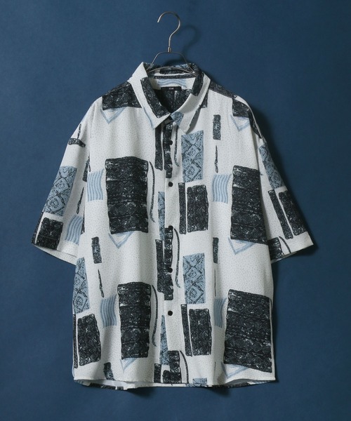 ANPAS（アンパス）の「Georgette Total Pattern Print Big Silhouette Thickness Shirt/ジョーゼット 総柄プリント ビッグシルエット とろみシャツ セットアップ対応（シャツ/ブラウス・メンズ・ブラック×ゴールド/ブラウン系その他6/ホワイト系その他5/グレー系その他5/ホワイト系その他/ブラック系その他7/ブラック系その他3/ブラウン系その他3/ブラック系その他/ブラウン系その他4/ブラック系その他4/ブルー系その他3/ブルー系その他/グレー系その他/グレー系その他3/ブラウン系その他2/ホワイト系その他7/ブラック×ブルー/ブルー系その他2/ブラウン系その他/ブラック系その他5/ベージュ系その他2/ブラック系その他2/ブラック系その他6/ホワイト系その他6/グリーン系その他2/ベージュ系その他/ホワイト系その他3/ブラック×ホワイト/グレー系その他2/ホワイト系その他2/ブルー系その他4/グレー系その他4/グリーン系その他/ブラウン系その他5/ホワイト系その他4・M/L）」の19枚目の写真