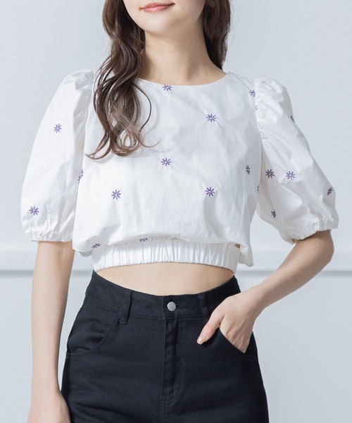 clear（クリア）の「刺繍入りショート丈ブラウス [パフスリーブ 骨格ウェーブ]（シャツ/ブラウス・レディース・オフホワイト/ブラック/グリーン・F）」の2枚目の写真