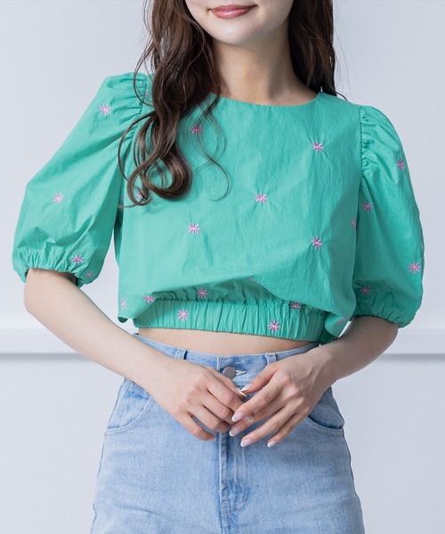 clear（クリア）の「刺繍入りショート丈ブラウス [パフスリーブ 骨格ウェーブ]（シャツ/ブラウス・レディース・オフホワイト/ブラック/グリーン・F）」の3枚目の写真