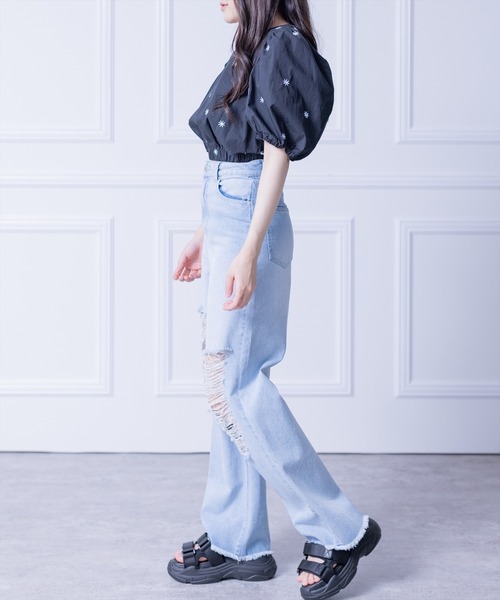 clear（クリア）の「刺繍入りショート丈ブラウス [パフスリーブ 骨格ウェーブ]（シャツ/ブラウス・レディース・オフホワイト/ブラック/グリーン・F）」の4枚目の写真