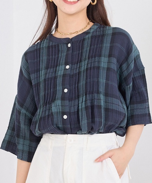OMNES(オムネス)の「ダブルガーゼピンタック裾ラウンド半袖シャツ(シャツ/ブラウス・レディース・ブラック系その他/グレイッシュベージュ/ホワイト/ライトカーキ/ブラック/グレー系その他・FREE)」の4枚目の写真