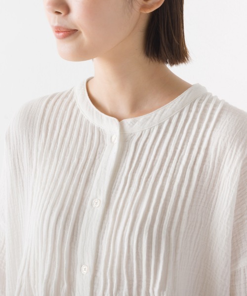 OMNES(オムネス)の「ダブルガーゼピンタック裾ラウンド半袖シャツ(シャツ/ブラウス・レディース・ブラック系その他/グレイッシュベージュ/ホワイト/ライトカーキ/ブラック/グレー系その他・FREE)」の7枚目の写真