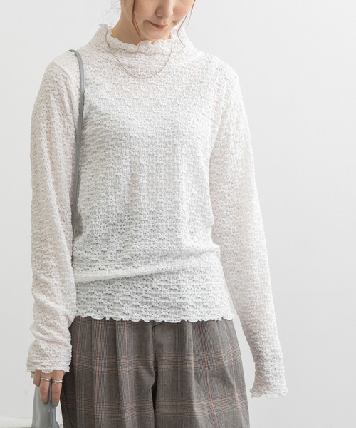 POU DOU DOU(プードゥドゥ)の「花柄ストレッチレースタートルトップス(Tシャツ/カットソー・レディース・オフホワイト/ライトブルー/イエロー/ブラック・3)」の2枚目の写真