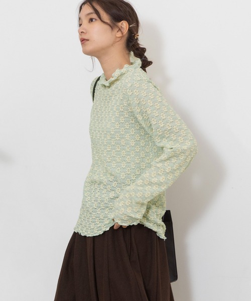 POU DOU DOU(プードゥドゥ)の「花柄ストレッチレースタートルトップス(Tシャツ/カットソー・レディース・オフホワイト/ライトブルー/イエロー/ブラック・3)」の6枚目の写真