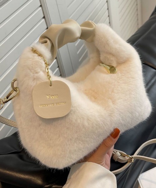  ★フェイクファー付 ロゴ ショルダーバッグ★Cream セール】フェイクファーのショルダーバッグ（ショルダーバッグ