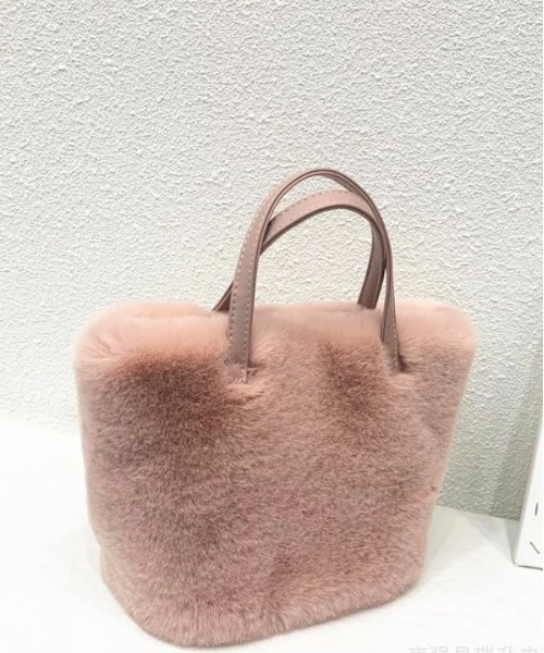 COMON＋（コモンプラス）の「ショルダーストラップ付エコファーハンドバック（ハンドバッグ・レディース・ブラック/スモークピンク/ブラウン/ホワイト・FREE）」の16枚目の写真