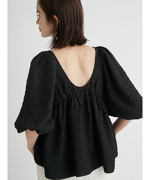 emmi（エミ）の「【emmi atelier】ふくれジャガードブラウス（シャツ/ブラウス・レディース・ブラック/ホワイト・FREE）」の6枚目の写真