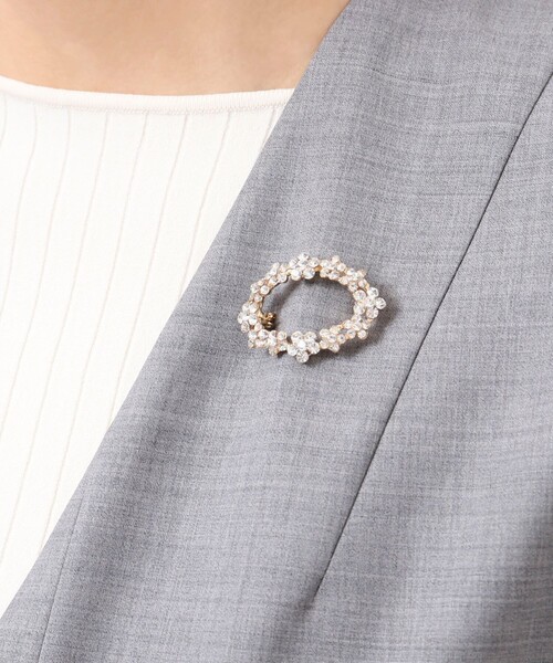 NOLLEY’S(ノーリーズ)の「サークルミニフラワーブローチ(ブローチ/コサージュ・レディース・オフホワイト/クリア・FREE)」の1枚目の写真