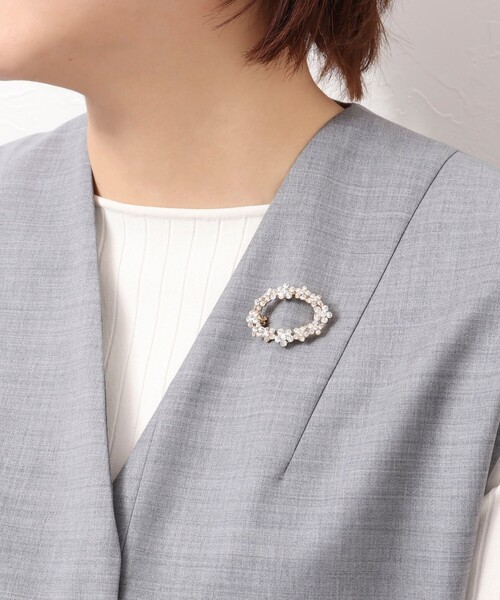 NOLLEY’S(ノーリーズ)の「サークルミニフラワーブローチ(ブローチ/コサージュ・レディース・オフホワイト/クリア・FREE)」の8枚目の写真