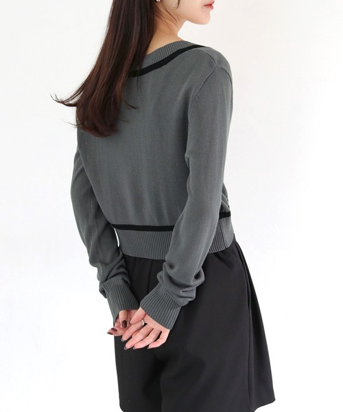 cheriella(シェリエラ)の「【cheriella】WEB限定深Vネック配色ラインプルオーバー WEB LIMITED DEEP V CONTRAST LINE PULLOVER(ニット/セーター・レディース・オフホワイト/チャコールグレー/ブラック・M)」の22枚目の写真