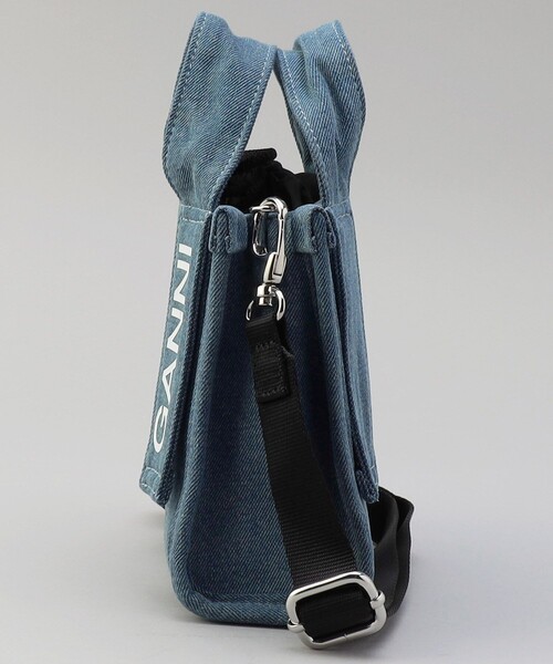 GANNI（ガニー）の「GANNI/ガニー RECYCLED TECH MINI TOTE DENIM / A5459_630 / デニム ロゴミニトート（ショルダーバッグ・レディース・サックスブルー・ONE SIZE）」の2枚目の写真