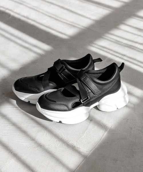 LOWRYS FARM（ローリーズファーム）の「サイドオープンスニーカー 100499（サンダル・レディース・アイボリー/ブラック系その他/ブラック・MEDIUM/LARGE）」の3枚目の写真