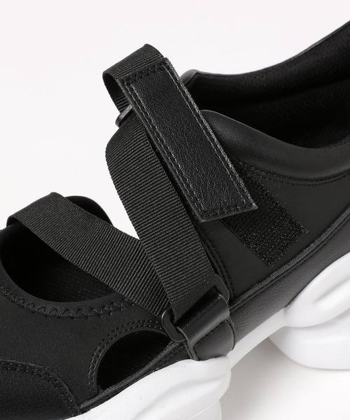 LOWRYS FARM（ローリーズファーム）の「サイドオープンスニーカー 100499（サンダル・レディース・アイボリー/ブラック系その他/ブラック・MEDIUM/LARGE）」の12枚目の写真