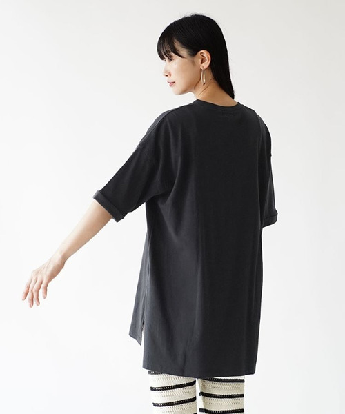 e-zakkamania stores(イーザッカマニアストアーズ)の「ロゴ サイドスリット BIG TEE(Tシャツ/カットソー・レディース・ブラック・フリー)」の11枚目の写真