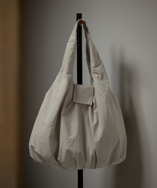 MONO-MART（モノマート）の「撥水ナイロンギャザービッグトートバッグ（トートバッグ・レディース・シルバー/アイボリー/ブラック/ブルー系/ベージュ・FREE）」の13枚目の写真