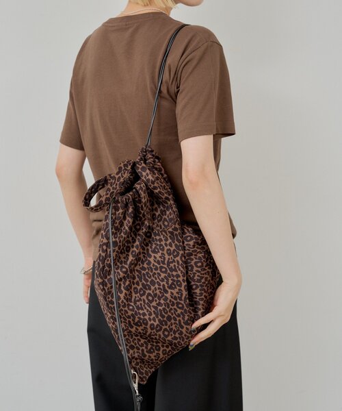WHIMSIC(ウィムジック)の「【UNISEX】ヴィーガンレザーナップサック(バックパック/リュック・メンズ・ブラック/カーキ/ブラウン/ブラウン系その他2/アイボリー/キャメル/ダークブラウン/ベージュ/ブラウン系その他3・ONE SIZE)」の6枚目の写真