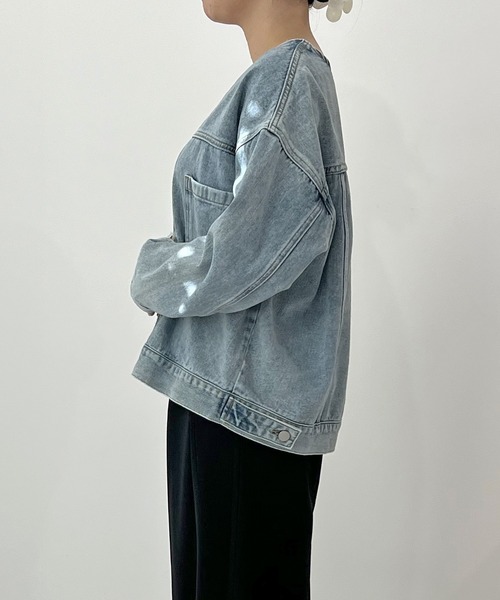 Futier land（フューティアランド）の「襟元スッキリとしたバランス良いアウター。ノーカラーデニムジャケット（デニムジャケット・レディース・ライトブルー/インディゴブルー・FREE）」の18枚目の写真
