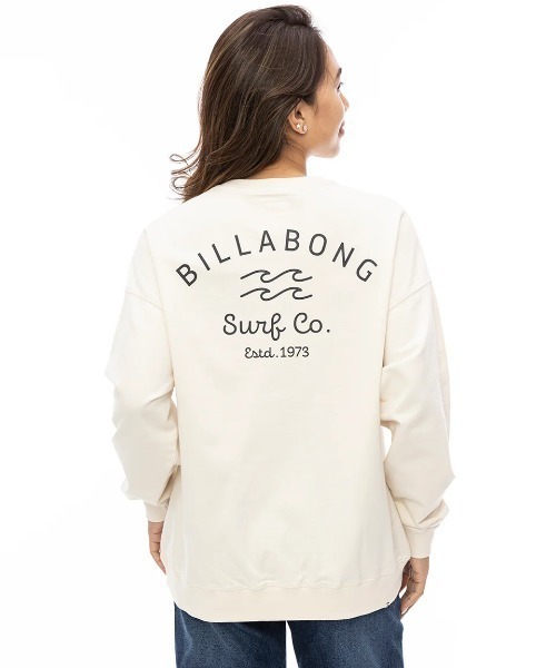 BILLABONG(ビラボン)の「BILLABONG レディース SOFT CLEAN ARCH LOGO トレーナー 【2024年秋冬モデル】/ビラボンロゴバックプリントクルーネックトレーナー(スウェット・レディース・アイボリー/ブラック系その他/イエロー系その他/ブルー系その他・MEDIUM/LARGE)」の2枚目の写真