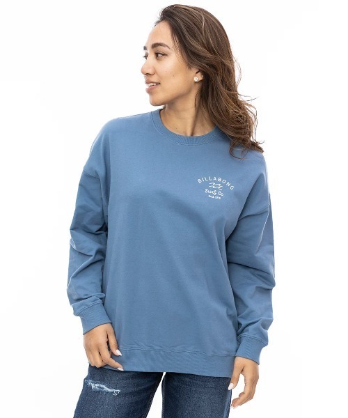 BILLABONG(ビラボン)の「BILLABONG レディース SOFT CLEAN ARCH LOGO トレーナー 【2024年秋冬モデル】/ビラボンロゴバックプリントクルーネックトレーナー(スウェット・レディース・アイボリー/ブラック系その他/イエロー系その他/ブルー系その他・MEDIUM/LARGE)」の5枚目の写真