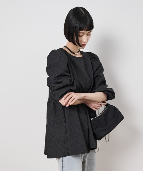 Shelly island(シェリーアイランド)の「フラワージャガードペプラムブラウス(シャツ/ブラウス・レディース・ブラック/ホワイト・FREE)」の5枚目の写真