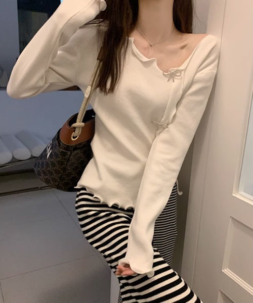 Mayree(メイリー)の「【Mayree】アシンメトリー メロウ リボン トップス(ニット/セーター・レディース・ブラック/アイボリー・SMALL/MEDIUM/LARGE)」の12枚目の写真