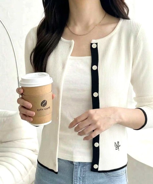 mily bilet(ミウィビレット)の「【mily bilet】女性らしさ漂う。裾配色ロゴ刺繍コンパクトニットカーディガン(カーディガン/ボレロ・レディース・ブルー/ブラック/ピンク/ホワイト・LARGE/MEDIUM/SMALL/X-LARGE)」の1枚目の写真