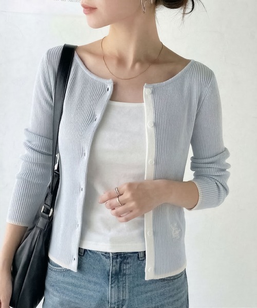 mily bilet(ミウィビレット)の「【mily bilet】女性らしさ漂う。裾配色ロゴ刺繍コンパクトニットカーディガン(カーディガン/ボレロ・レディース・ブルー/ブラック/ピンク/ホワイト・LARGE/MEDIUM/SMALL/X-LARGE)」の3枚目の写真