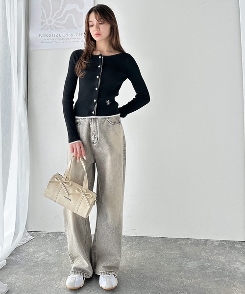 mily bilet(ミウィビレット)の「【mily bilet】女性らしさ漂う。裾配色ロゴ刺繍コンパクトニットカーディガン(カーディガン/ボレロ・レディース・ブルー/ブラック/ピンク/ホワイト・LARGE/MEDIUM/SMALL/X-LARGE)」の6枚目の写真
