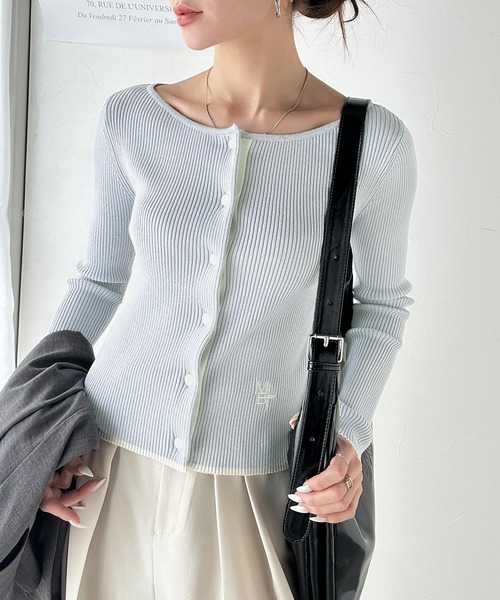 mily bilet(ミウィビレット)の「【mily bilet】女性らしさ漂う。裾配色ロゴ刺繍コンパクトニットカーディガン(カーディガン/ボレロ・レディース・ブルー/ブラック/ピンク/ホワイト・LARGE/MEDIUM/SMALL/X-LARGE)」の13枚目の写真
