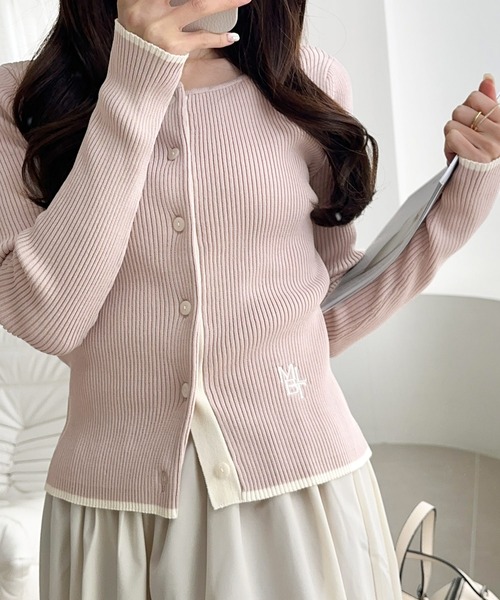 mily bilet(ミウィビレット)の「【mily bilet】女性らしさ漂う。裾配色ロゴ刺繍コンパクトニットカーディガン(カーディガン/ボレロ・レディース・ブルー/ブラック/ピンク/ホワイト・LARGE/MEDIUM/SMALL/X-LARGE)」の15枚目の写真
