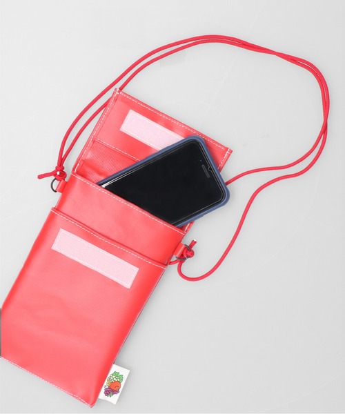 FRUIT OF THE LOOM(フルーツオブザルーム)の「WENDY’S PHONE SHOULDER / ショルダーバッグ / ウェンディーズ / カジュアル / ロゴ / プリント / スマホ / ユニセックス(ショルダーバッグ・レディース・レッド/ホワイト/ブラック・FREE)」の6枚目の写真