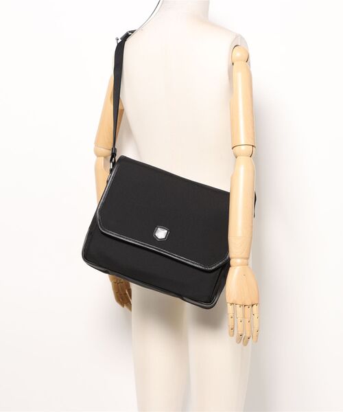 FOSSIL（フォッシル）の「フォッシル クーリエバッグ メンズ ナイロン/合成 ブラック A4収納可 MBG9628001（ショルダーバッグ・メンズ・ブラック・FREE）」の8枚目の写真