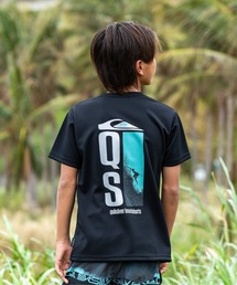 Quiksilver(クイックシルバー)の「QUIK DROP SS YOUTH /クイックシルバーキッズバックプリント半袖ラッシュガード(水着)(ラッシュガード)」