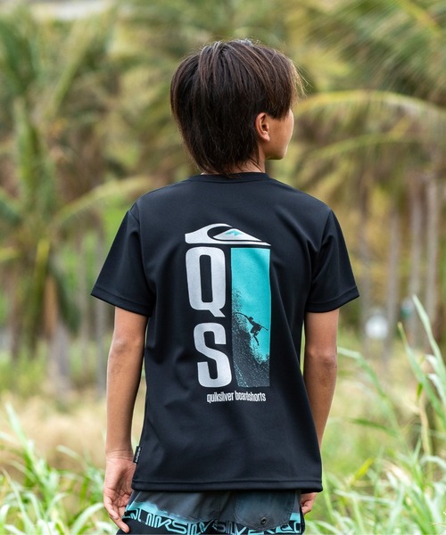 Quiksilver（クイックシルバー）の「QUIK DROP SS YOUTH /クイックシルバーキッズバックプリント半袖ラッシュガード（水着）（ラッシュガード・キッズ・ホワイト/ブラック/チャコールグレー・160/130/140/150）」の3枚目の写真