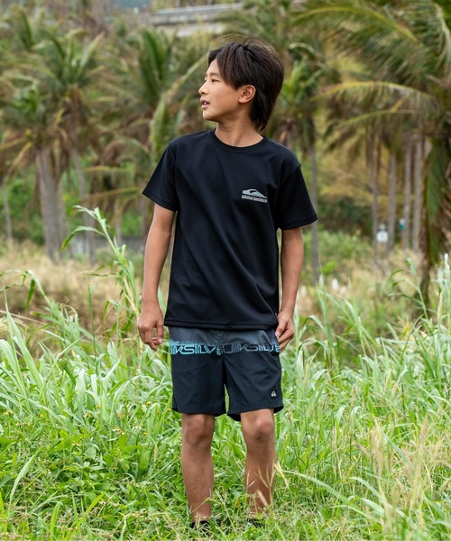 Quiksilver（クイックシルバー）の「QUIK DROP SS YOUTH /クイックシルバーキッズバックプリント半袖ラッシュガード（水着）（ラッシュガード・キッズ・ホワイト/ブラック/チャコールグレー・160/130/140/150）」の7枚目の写真