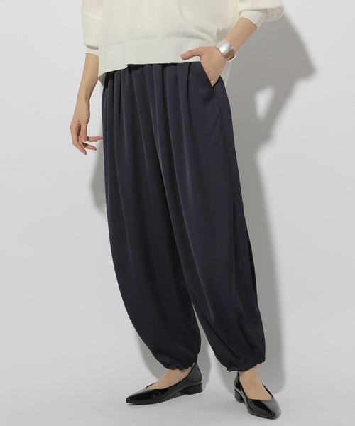 Elura（エルーラ）の「シルクライクカーブパンツ＜低身長サイズあり＞/320163（その他パンツ・レディース・ブラウン系その他2/ネイビー・FREE/FREE(S)）」の2枚目の写真