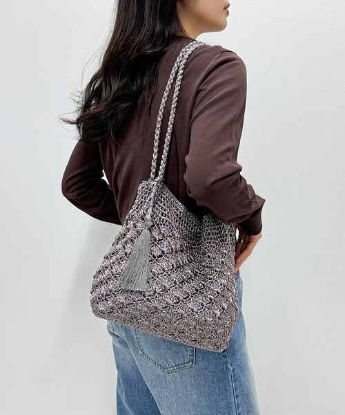 fredy emue（フレディエミュ）の「メタリックコードロングハンドルトートバッグ（かごバッグ・レディース・ブロンズ/シルバー・FREE）」の2枚目の写真