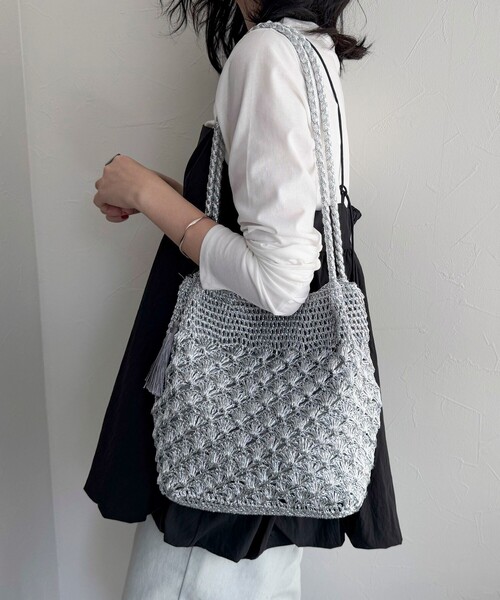 fredy emue（フレディエミュ）の「メタリックコードロングハンドルトートバッグ（かごバッグ・レディース・ブロンズ/シルバー・FREE）」の4枚目の写真