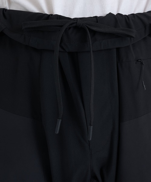 WHITE MOUNTAINEERING(ホワイトマウンテニアリング)の「【White Mountaineering / ホワイトマウンテニアリング】別注 STRETCHED HYBRID TAPERED WIDE PANTS/セットアップ対応(その他パンツ・メンズ・ブラック・1/2/0/3)」の8枚目の写真