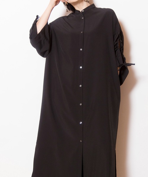 OSMOSIS（オズモーシス）の「スリットギャザースリーブワンピース（ワンピース・レディース・ブルー系その他/ブラック/ブラック系その他・ONE SIZE）」の2枚目の写真