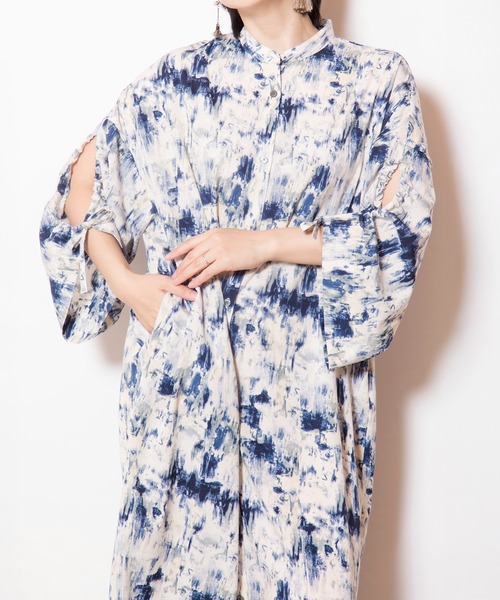 OSMOSIS（オズモーシス）の「スリットギャザースリーブワンピース（ワンピース・レディース・ブルー系その他/ブラック/ブラック系その他・ONE SIZE）」の17枚目の写真